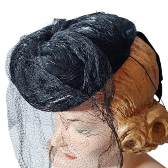 Genuine 1940s True Vintage Black Tilt Hat Covered In Black Feathers And Velvet - Picture 3 of 7